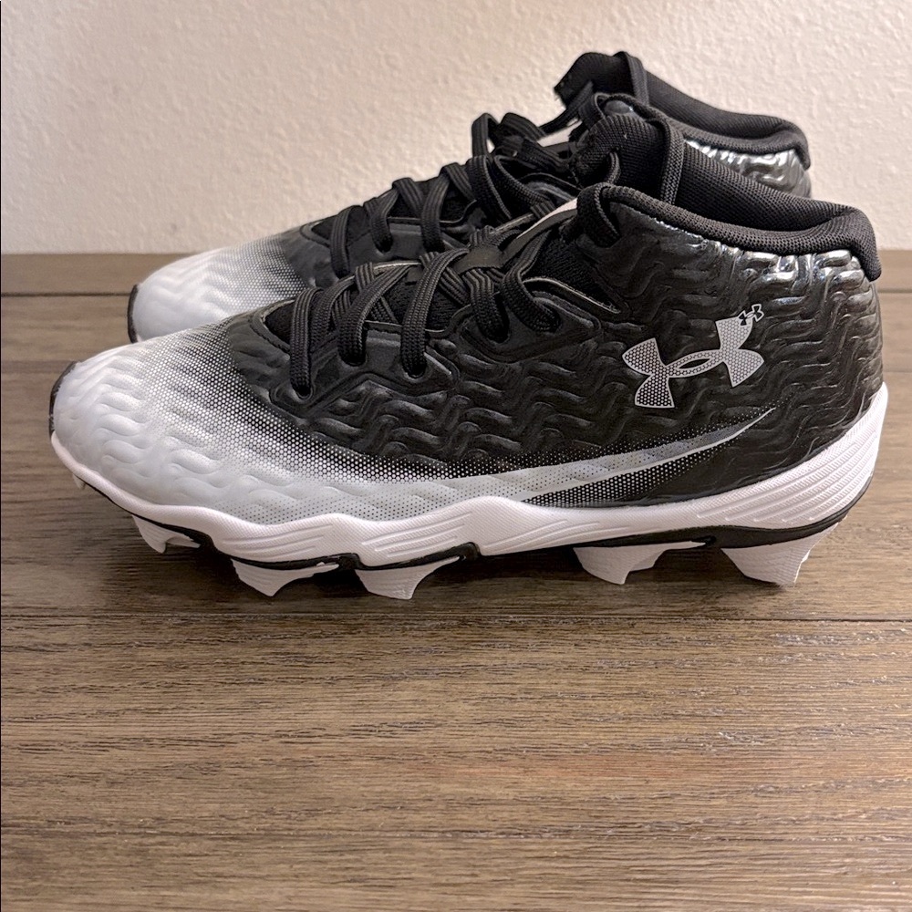 NIB [Under Armour] UA Spotlight Hammer Jr Black/White Football Cleats Youth 4.5 - Picture 5 of 12